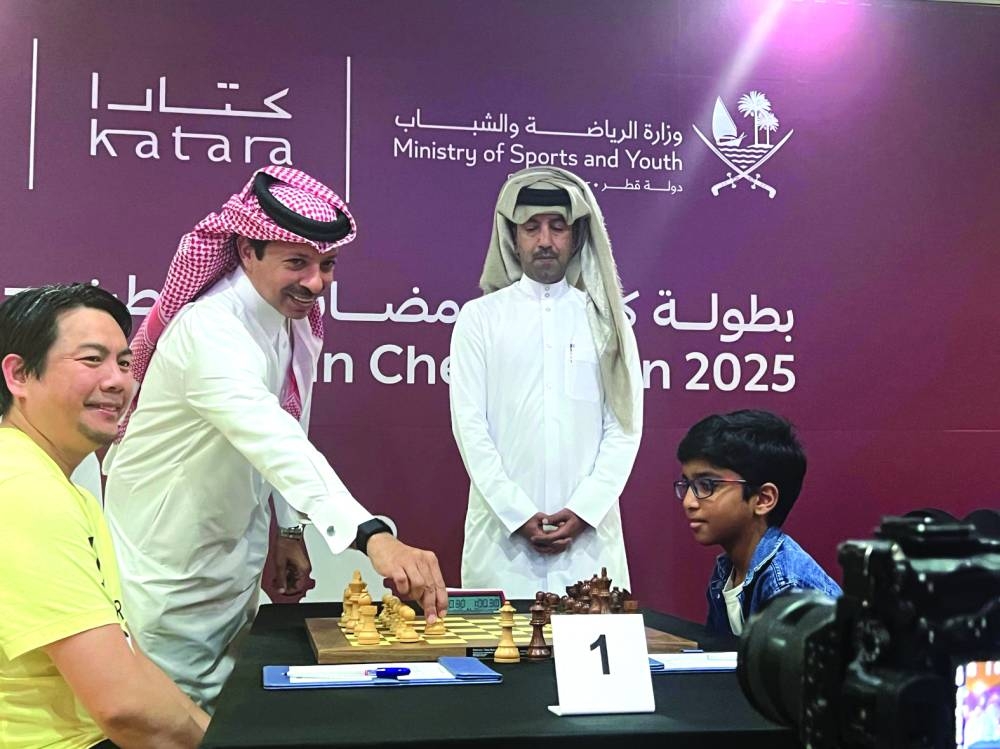 
Mohammed al-Mudhahka, President of the Qatar Chess Federation (QCF), makes a ceremonial move before the third round. 