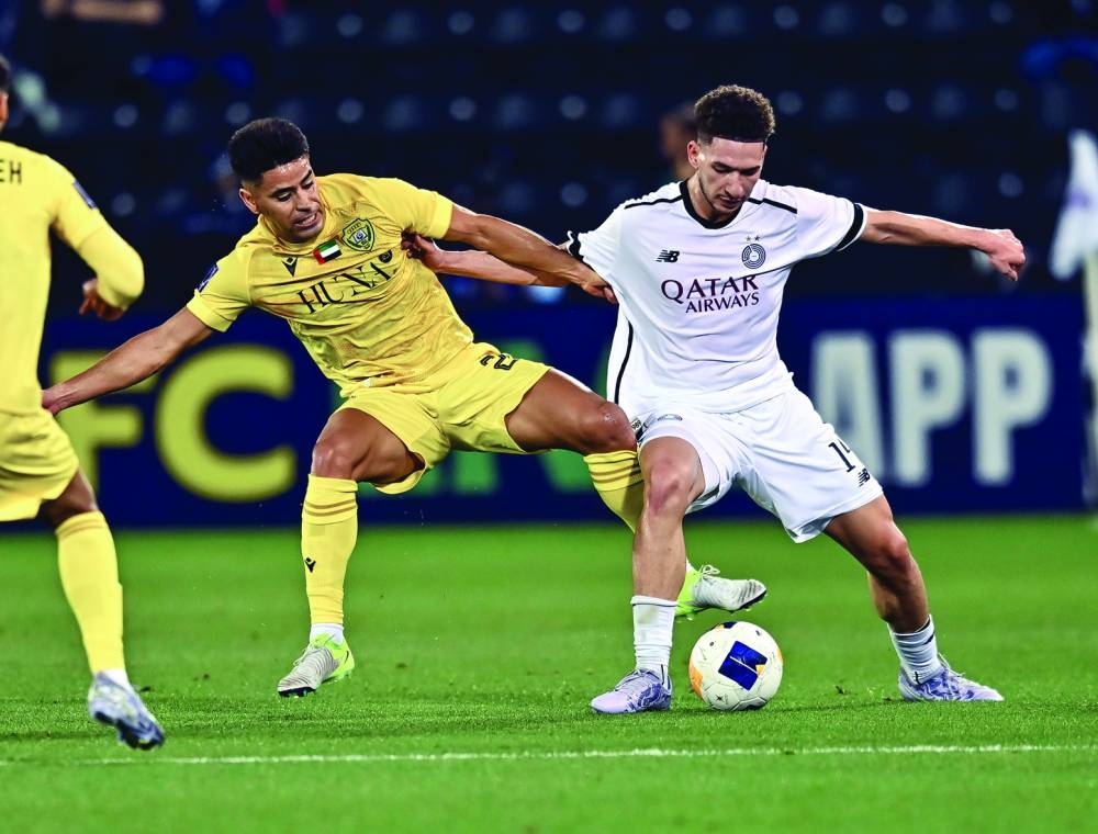 
Al Sadd’s Mostafa Meshaal (right) vies for the ball with Al Wasl’s Geronimo Poblete. 