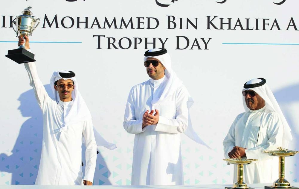 
QREC Chairman Hamad bin Abdulrahman al-Attiya crowned the winners of the traditional Al Sabiq races. 
