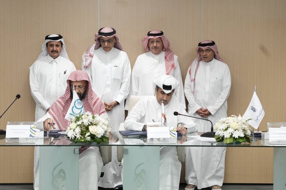FGCCC secretary general Saleh bin Hamad al-Sharqi and Islamic Chamber secretary general Yousef Hassan al-Khalawi signing an MoU, which aims to enhance cooperation between both parties in organising events, supporting SMEs, and encouraging innovation and digital transformation in GCC countries.