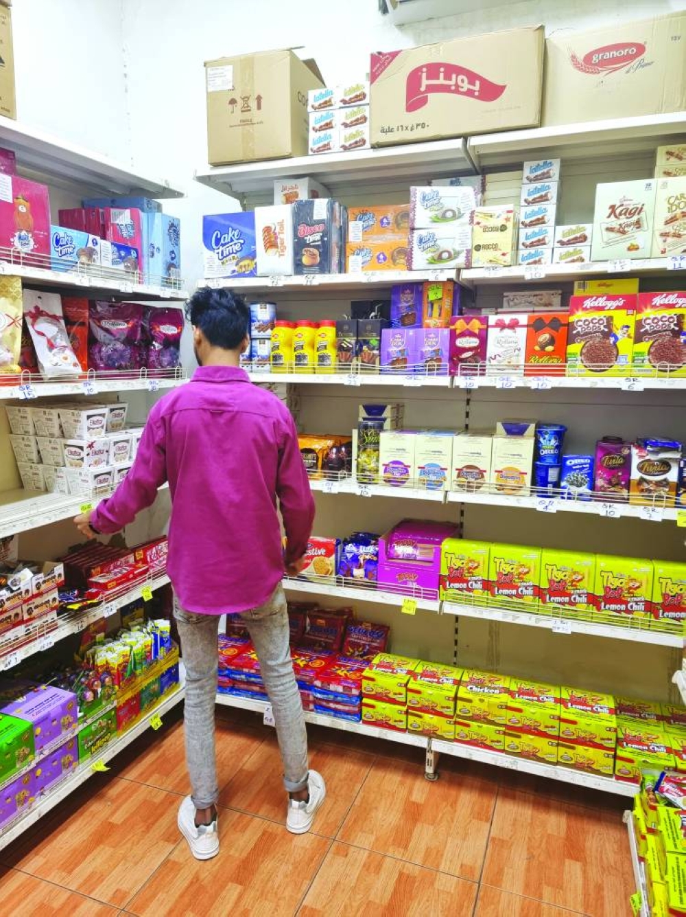 While the products are nearing their expiration dates, vendors assure shoppers that all items are safe for consumption. PICTURES: Joey Aguilar