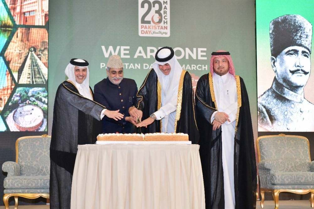 HE Dr Abdullah bin Abdulaziz bin Turki al-Subaie, Minister of Environment and Climate Change; HE Ahmed bin Mohammed al-Sayed, Minister of State for Foreign Trade Affairs; and HE Ibrahim Yousuf Fakhro, Director of Protocol at the Ministry of Foreign Affairs, at the cake-cutting ceremony with Pakistan ambassador Muhammad Aamer.