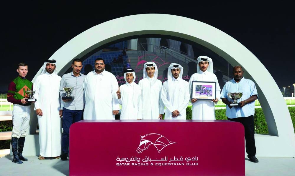 
Deputy Director of the Qatar Racing and Equestrian Club’s Registration & Studbook Department Saad Ali al-Kubaisi presented the trophy to the connections of Kimnkate. 