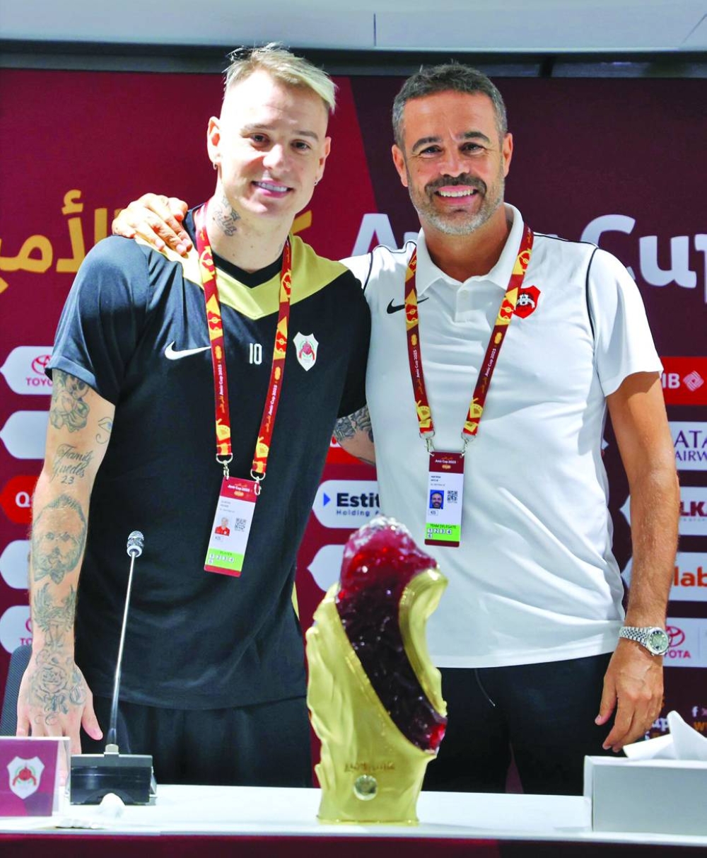 Al Rayyan midfielder Yacine Brahimi with coach Pedro Martins at a pre-match press conference Friday. RIGHT: Al Rayyan forward Roger Guedes with coach Artur Jorge.