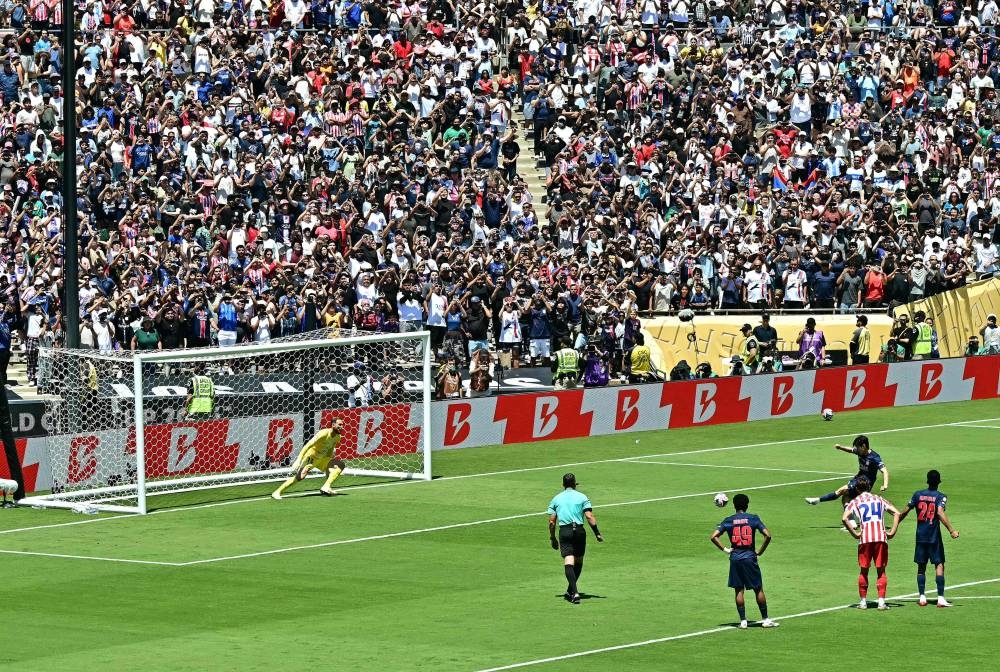 Paris Saint-Germain's South Korean midfielder #19 Kang-in Lee scoress his team's fourth goal from the penalty spot during the Club World Cup 2025 Group B football match between France's Paris Saint-Germain and Spain's Atletico de Madrid at the Rose Bowl stadium in Los Angeles on June 15, 2025. (Photo by Frederic J. Brown / AFP)