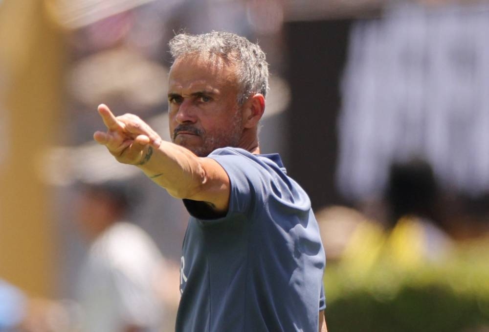 Soccer Football - FIFA Club World Cup - Group B - Paris St Germain v Atletico Madrid - Rose Bowl Stadium, Pasadena, California, U.S. - June 15, 2025 Paris St Germain coach Luis Enrique reacts REUTERS/Daniel Cole