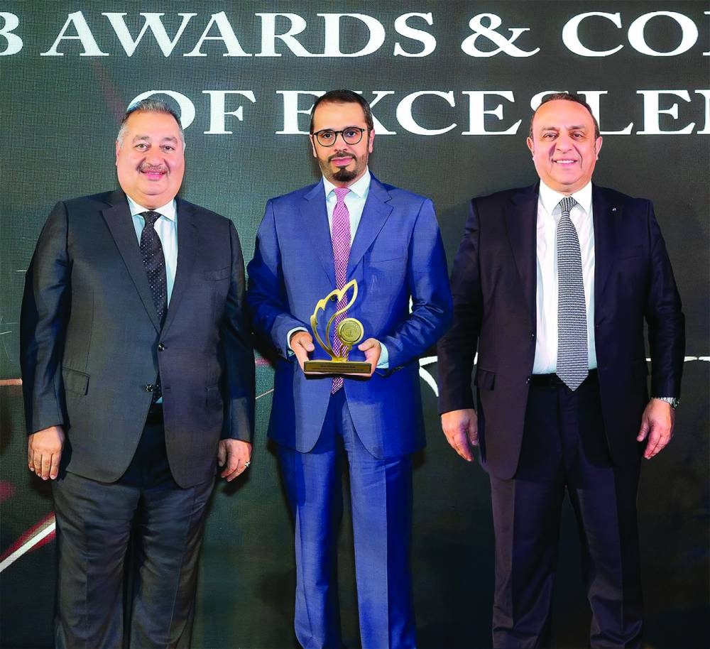 Omar Abdulaziz al-Meer, Chief of Corporate Sector at QIIB, receiving the award.