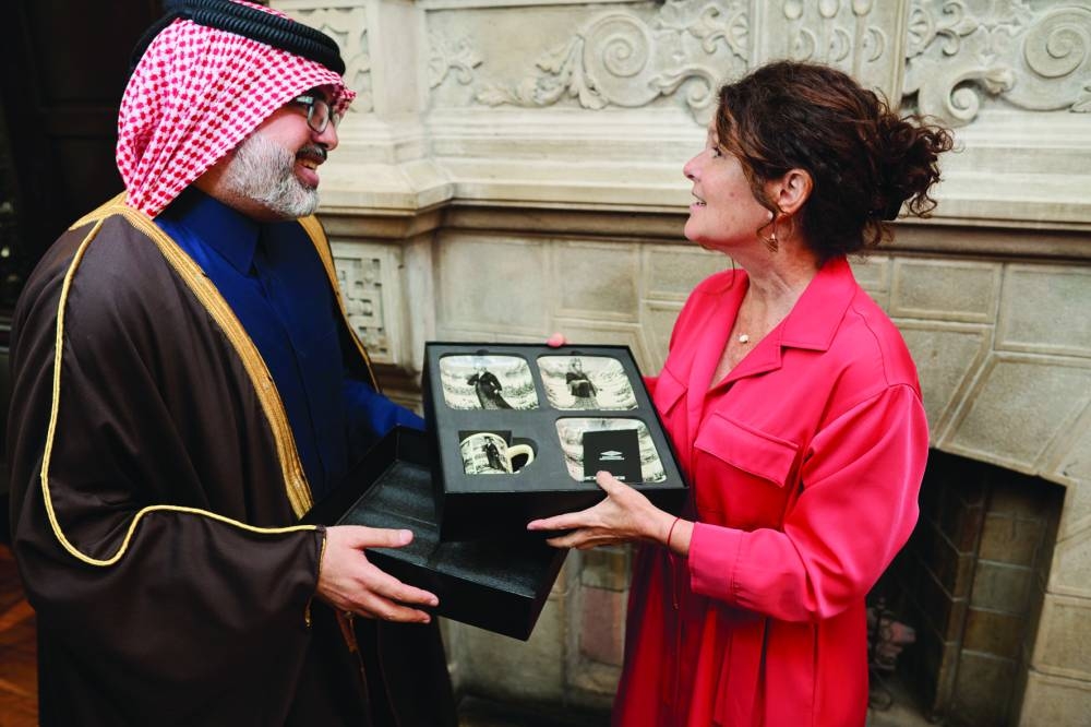 Al-Banali presents a memento to Ricardes.