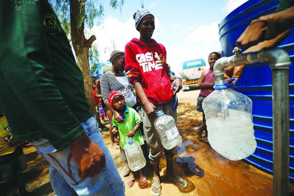 
Township residents queue to fill bottles of water at a borehole tap set up by the charity "Gift of the Givers"  in drought-stricken Graaff-Reinet, South Africa. (REUTERS/File Photo) 