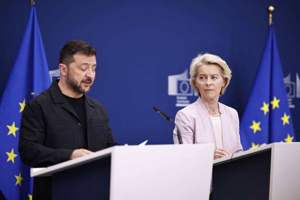 Ukraine's President Volodymyr Zelensky (L) and European Commission President Ursula Von der Leyen attend a joint press conference in Brussels, on August 17, 2025. (AFP)