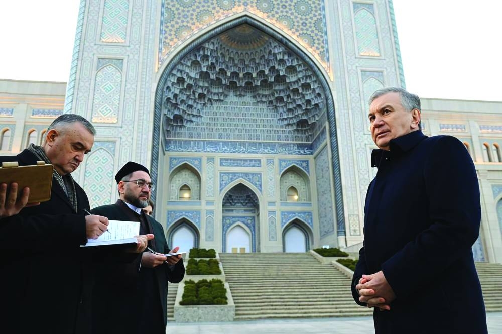 Uzbekistan President Shavkat Mirziyoyev(right) explains his vision for the Center to visiting scholars.