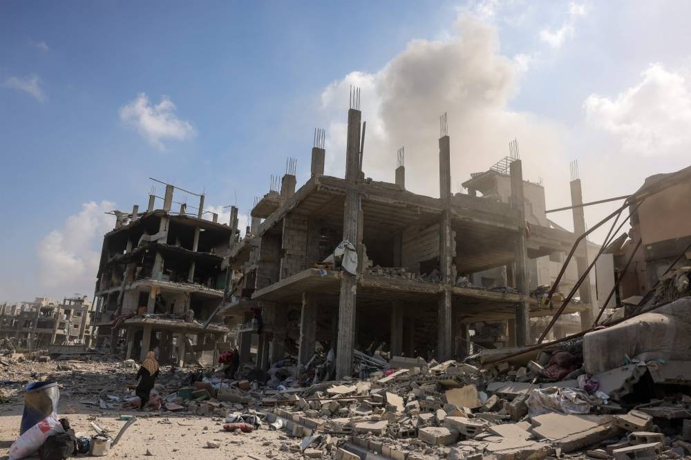 Palestinians inspect the damage following an explosion in the Saftawi neighborhood, west of Jabalia in the northern Gaza Strip on August 25, 2025, (AFP)