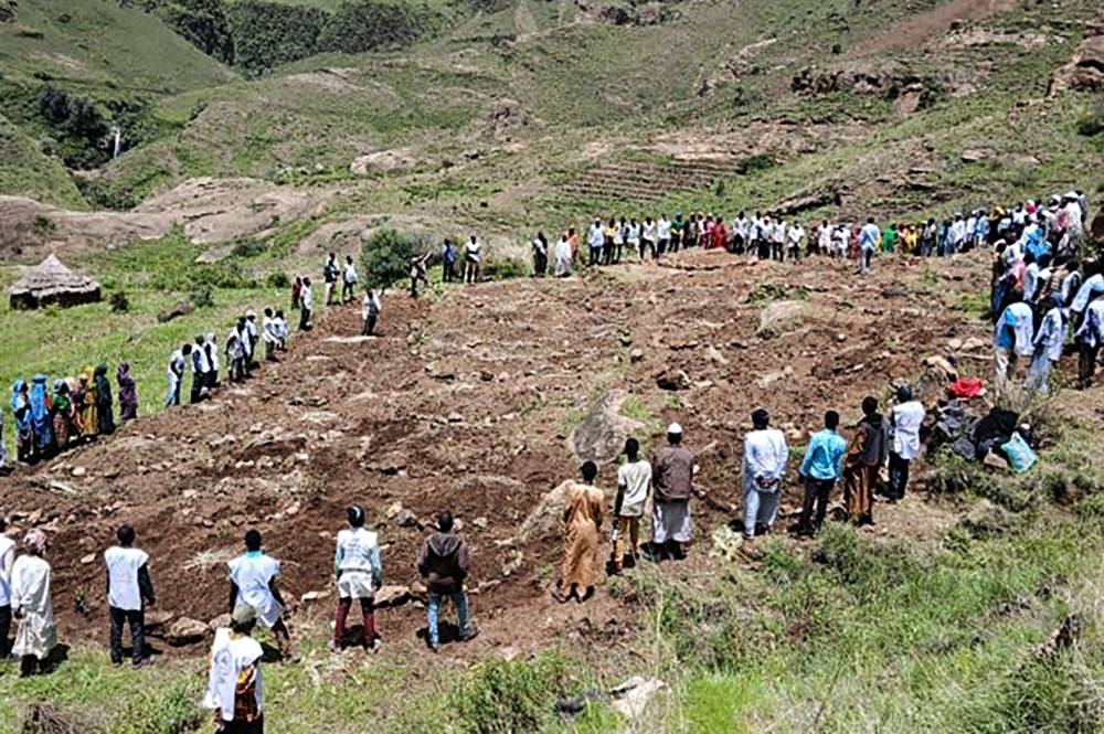 Zaradi plazov v Sudanu umrlo več sto ljudi, vaščani ročno izkopavajo žrtve