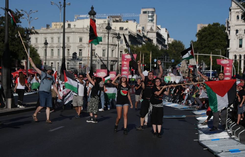 Pro Palestine protesters with flags and banners during Vuelta a Espana Stage 21. REUTERS