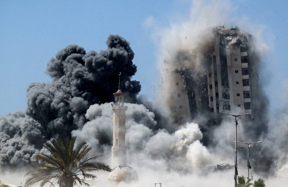 REFILE - ADDING NAME OF TOWER HIT IN AN ISRAELI STRIKE ON SEPTEMBER 5, 2025. Smoke rises as the 15-story Mushtaha Tower collapses after being hit by an Israeli air strike, in Gaza City, September 5, 2025. REUTERS/Mahmoud Issa     TPX IMAGES OF THE DAY