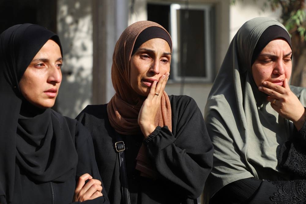 Mourners react during the funeral of Palestinians killed in an Israeli strike on a tent, amid an Israeli military operation, in Gaza City September 20, 2025. REUTERS