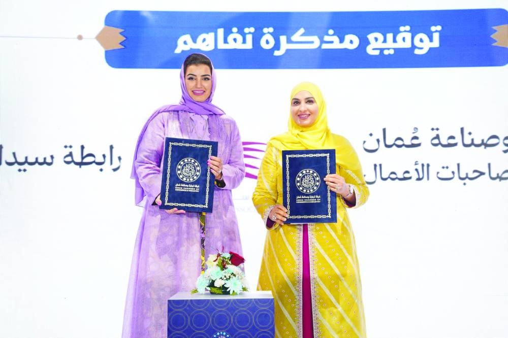 Aisha Hussain Alfardan, vice-chairwoman of QBWA, and Areej Bint Mohsin al-Zaabi, chairwoman of the Businesswomen Committee at the Oman Chamber of Commerce and Industry, during the signing ceremony.