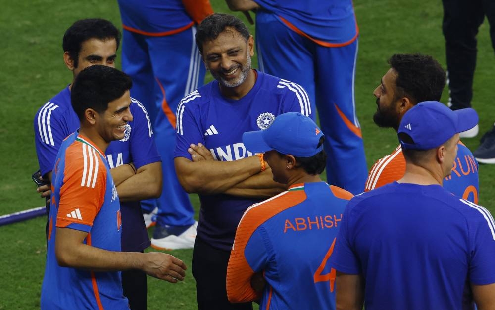 India's Shubman Gill, Abhishek Sharma, head coach Gautam Gambhir, Batting Coach Sitanshu Kotak and Varun Chakravarthy celebrate after winning the Asia Cup. REUTERS