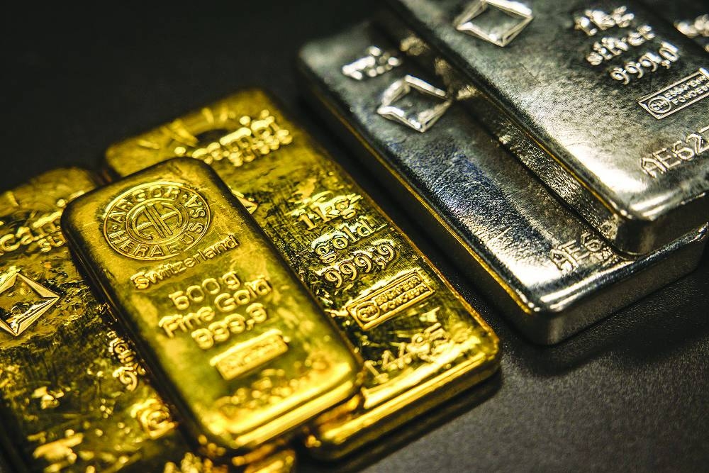 Gold and silver sank for a second day yesterday, bringing a rally in the precious metals to a juddering halt, while stocks were mixed after US President Donald Trump remarked that a meeting with Chinese counterpart Xi Jinping might not take place