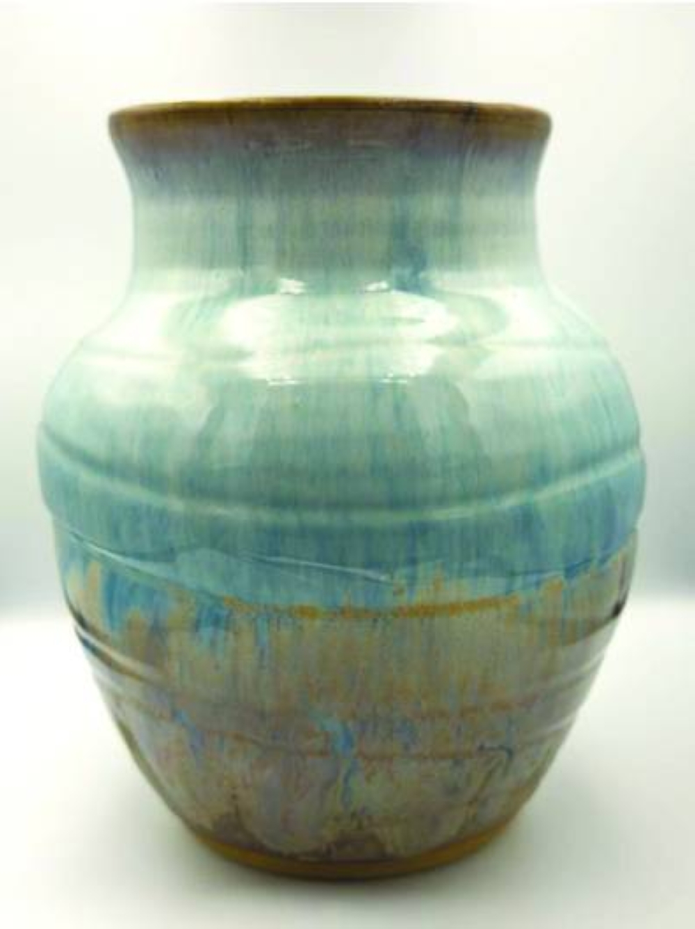 A different ceramic work by Al-Qahtani