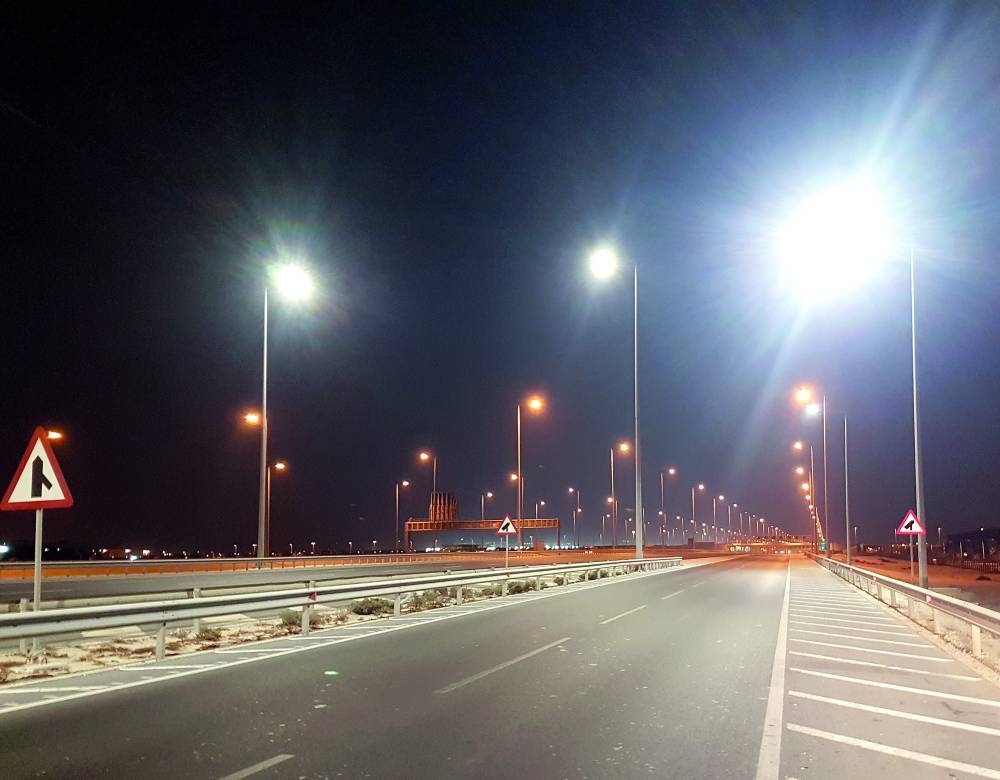 جزء من إنارة الدائري السابع LED ، والباقي إنارة صفراء