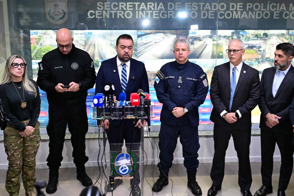Rio de Janeiro’s governor Claudio Castro (C) speaks during a press conference about the Operacao Contencao (Operation Containment) held at Alemao and Penha complex in Rio de Janeiro, Brazil, on Tuesday. AFP