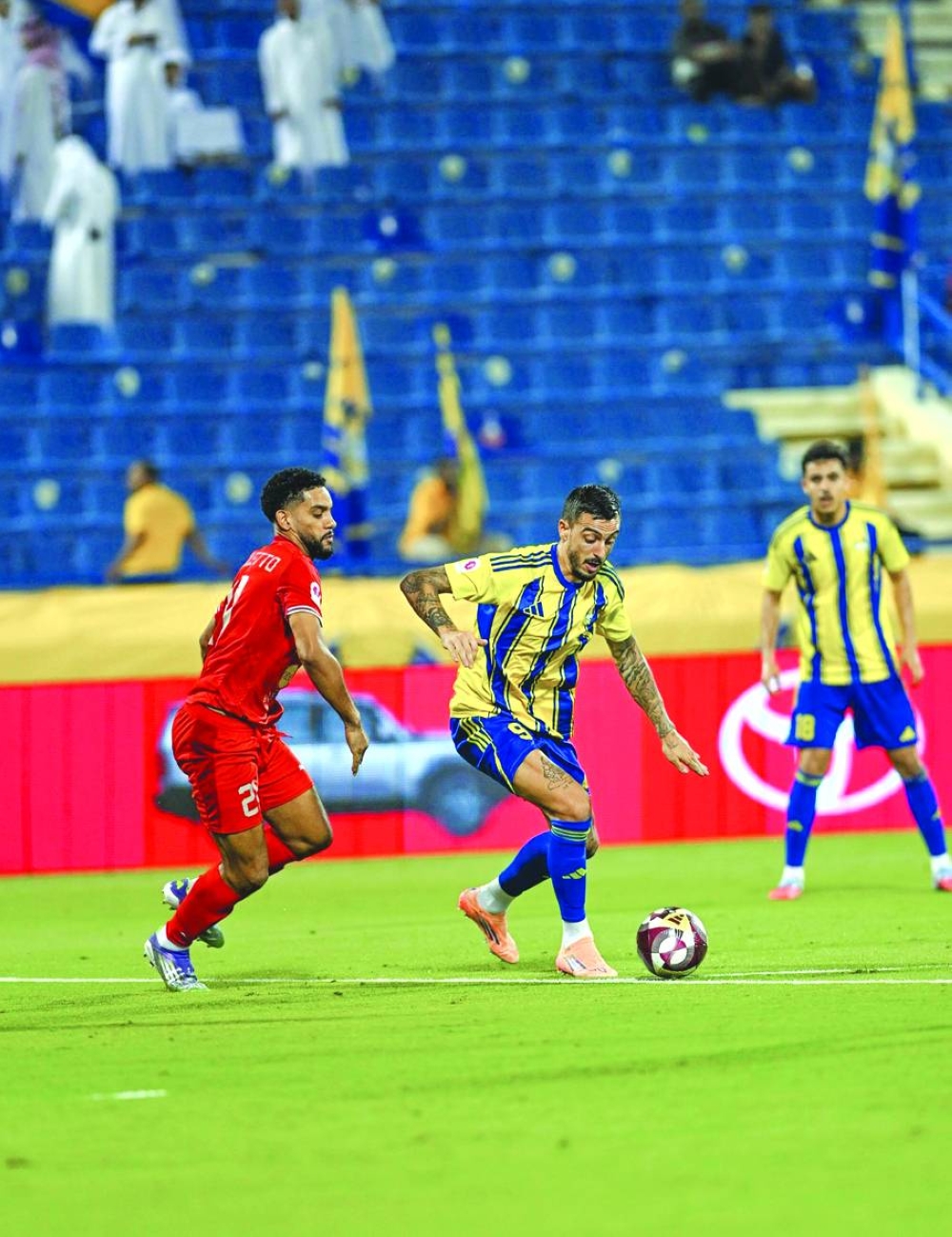 
Al Gharafa’s Joselu (centre) in action against Al Duhail during their QSL match yesterday. 