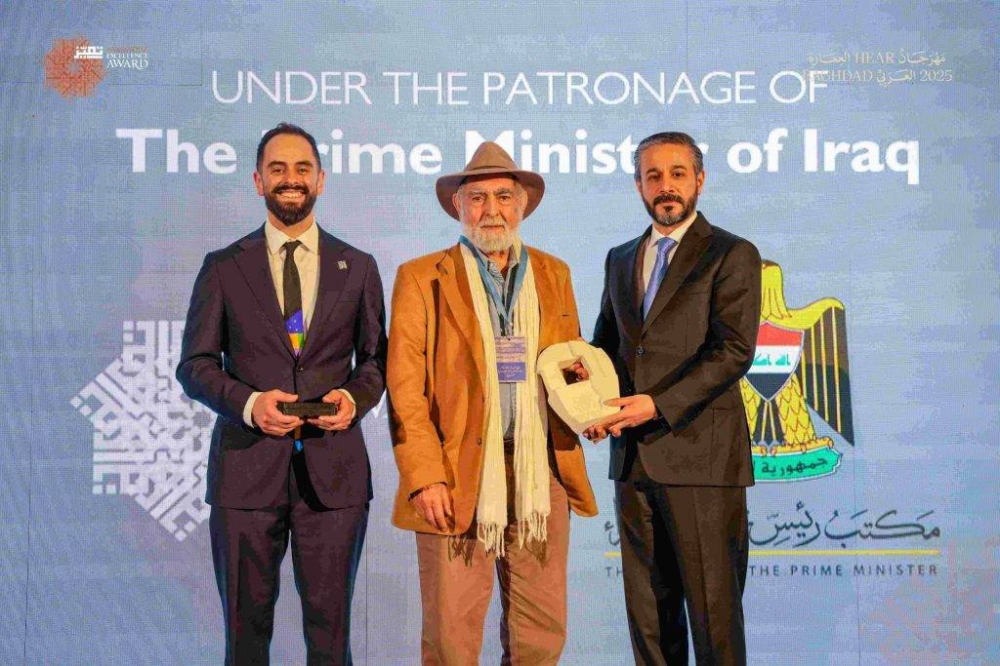 Abdelwahed El-Wakil receives the award during the Tamayouz Excellence Award Ceremony in Baghdad, held as part of the inaugural Arab Architecture Festival.