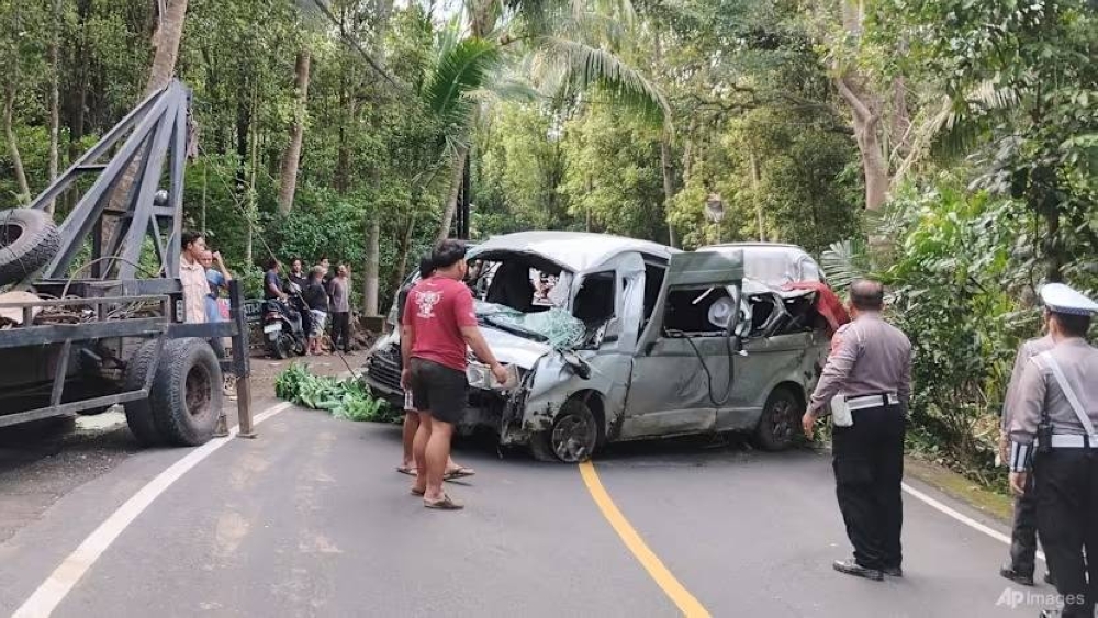 Bali minibus crash kills five Chinese tourists