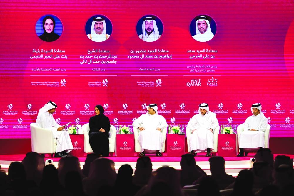 The panel addressing key aspects of Qatar's ocial Development pillar.