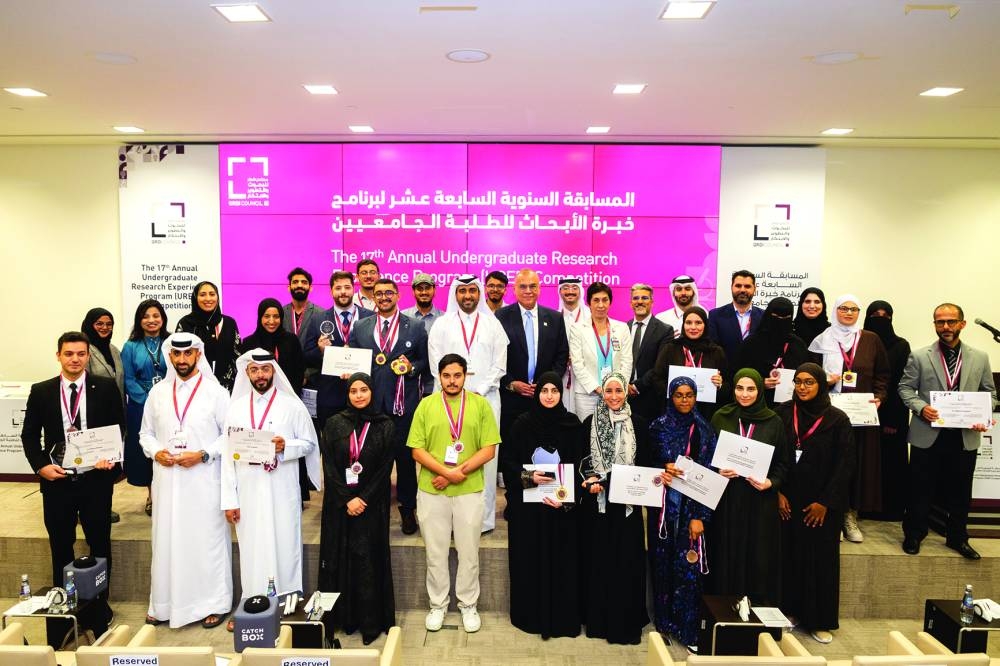 The winners of the competitions with QRDI officials.