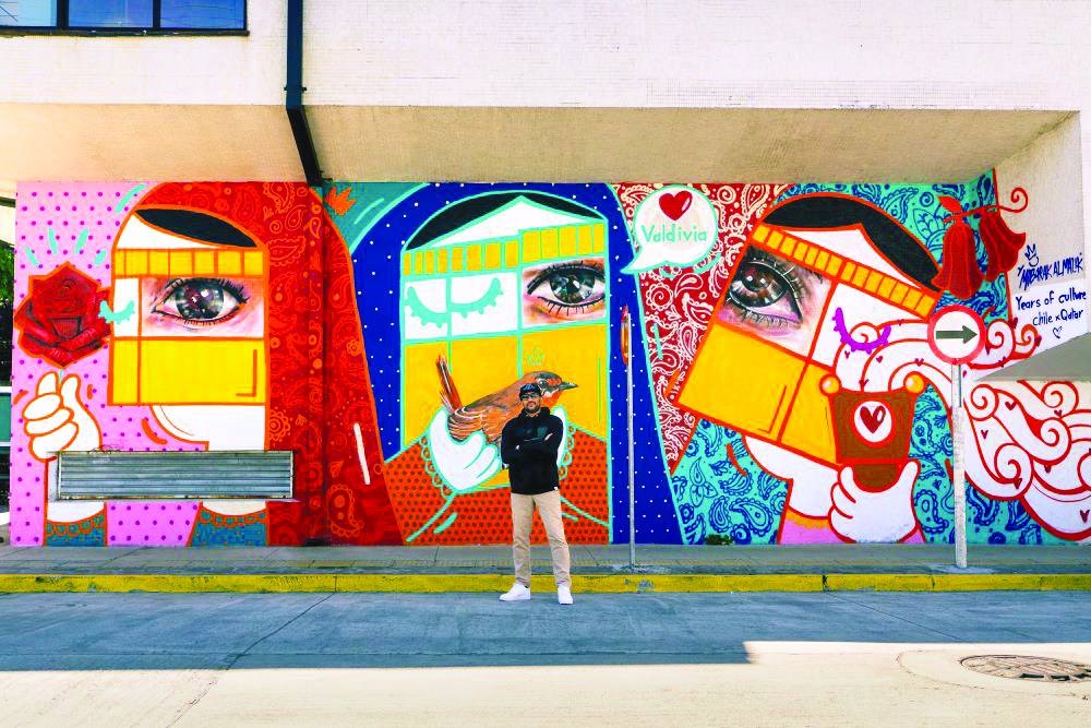 Qatari artists Mubarak al-Malik and Aisha al-Fadhala created murals that expressed the connection between Qatari and Chilean cultures.