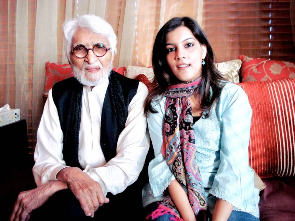 Sahar meeting MF Husain in 2009, during which he shared insights about parts of Seero fi al Ardh