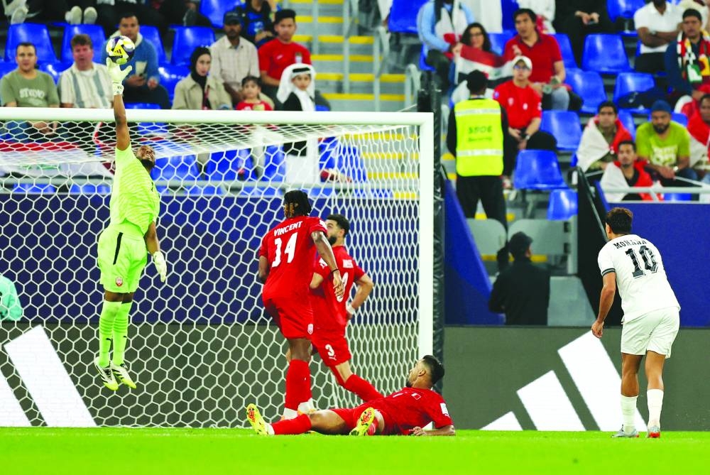 Soccer Football - FIFA Arab Cup - Qatar 2025 - Group D - Iraq v Bahrain - Stadium 974, Doha, Qatar - December 3, 2025
Bahrain's Omar Salem in action as Iraq's Mohanad Ali looks on REUTERS/Thaier Al-Sudani