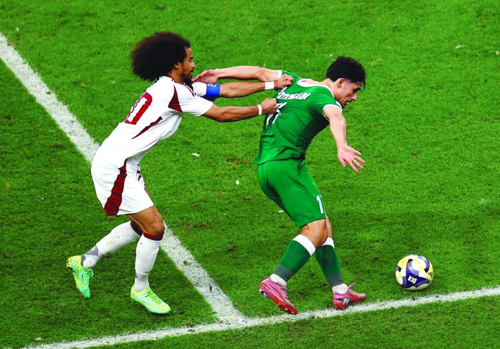 
Syria’s Mohammad al-Salkhadi (right) and Qatar’s Akram Afif vie for the ball. 