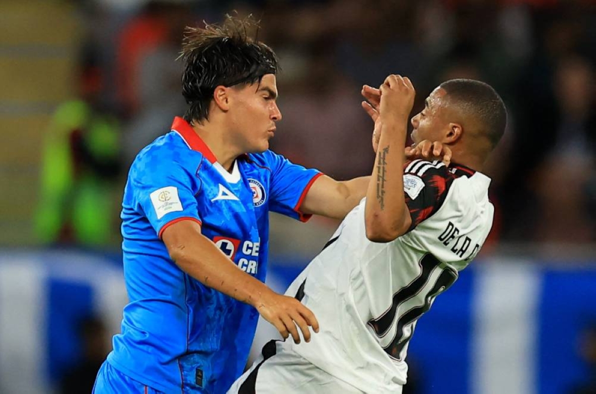 Soccer Football - FIFA Intercontinental Cup - Derby of the Americas - Cruz Azul v Flamengo - Ahmad Bin Ali Stadium, Al-Rayyan, Qatar - December 10, 2025 

Cruz Azul's Luka Romero clashes with Flamengo's Nicolas de la Cruz. REUTERS
