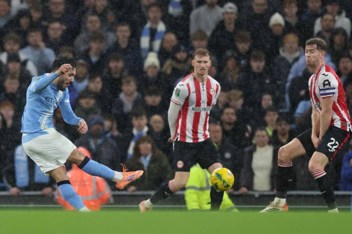 Manchester City's French midfielder #10 Rayan Cherki (L) shoots to score the opening goal during the English League Cup quarter-final football match between Manchester City and Brentford at the Etihad stadium in Manchester, northwest England on December 17, 2025. (AFP)