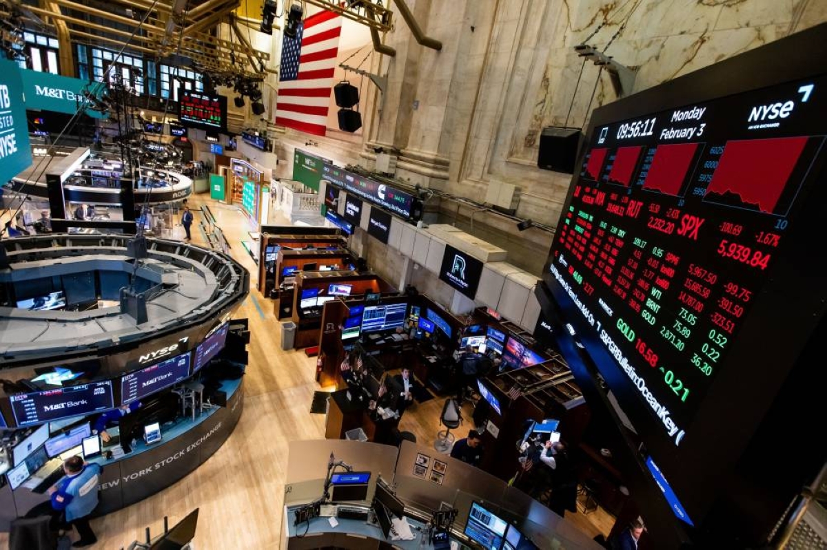 Traders work on the floor of the New York Stock Exchange (file). Investors hoping for traditional holiday cheer for the US stock market are encountering turbulence that ‌could keep markets on edge into year-end.