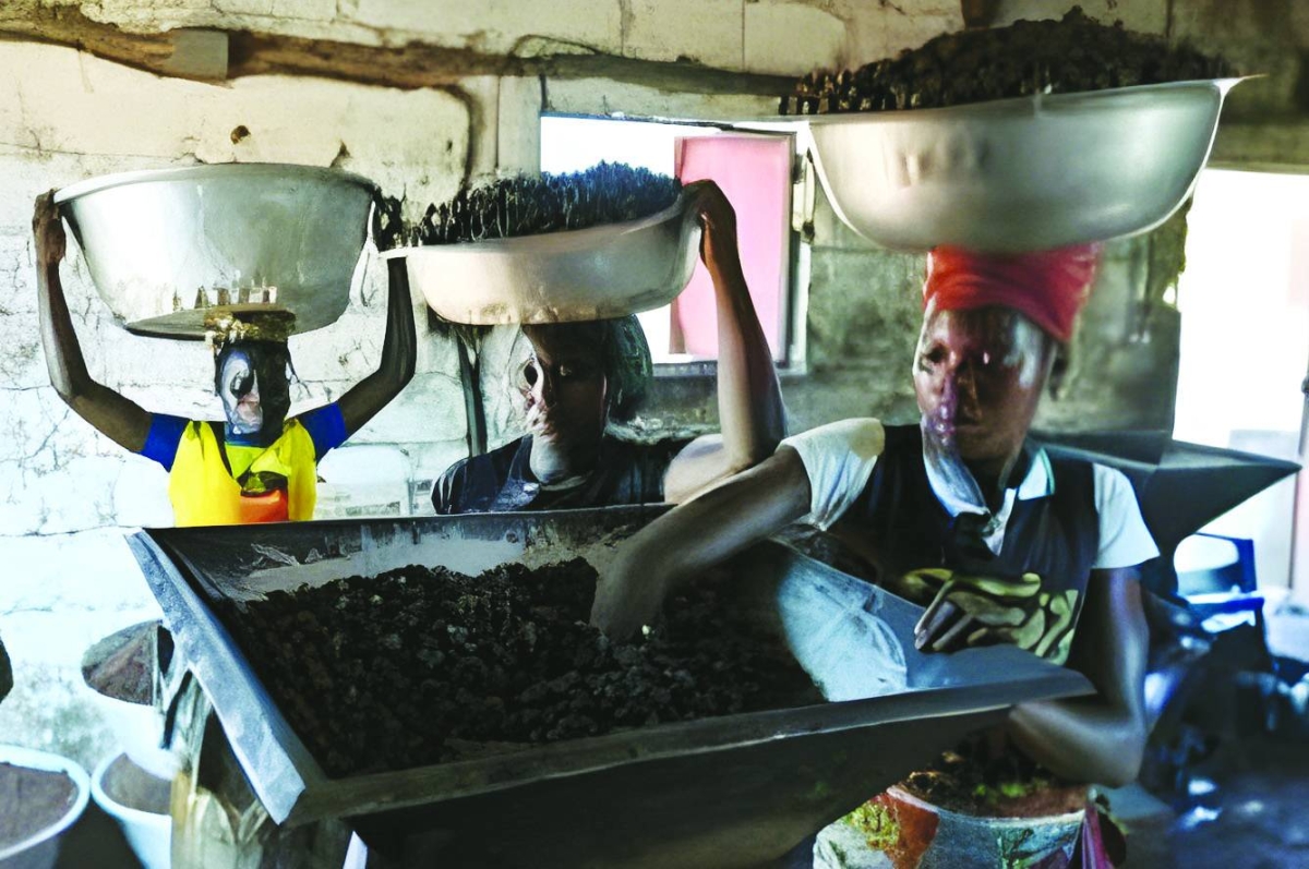  Women rely on making a living from shea at the Chigata co-operative near Korhogo.
