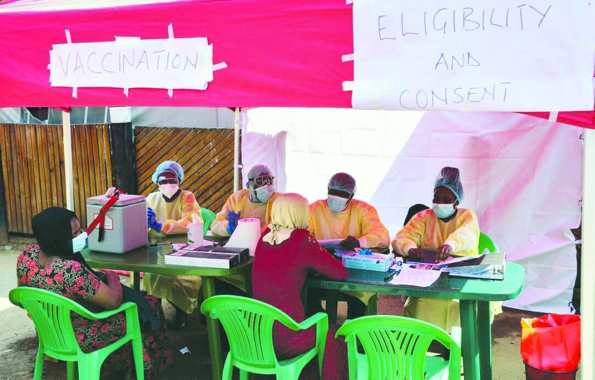 
Ugandan doctors attend the contacts of a patient who had tested positive, during the launch of the vaccination for the Sudan strain of Ebola virus, with a trial vaccine at the Mulago Guest House (Isolation centre) in Kampala, Uganda, on February 3, 2025. (Reuters/File photo) 