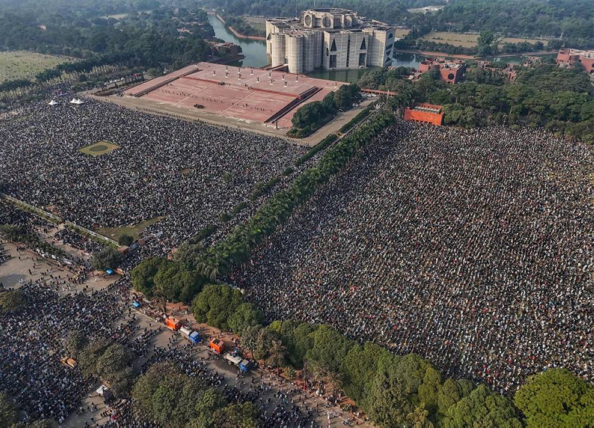 TOPSHOT - An aerial view shows mourners gathered for the funeral ceremony of Bangladesh's former prime minister Khaleda Zia at the Parliament House premises in Dhaka on December 31, 2025 a day after her death. Bangladesh bid farewell on December 31 to Zia, the first woman to serve as prime minister in the South Asian nation of 170 million people, in a state funeral that drew vast crowds mourning a towering leader whose career defined the country's politics for decades. (Photo by S M Ariful AMIN / AFP)
