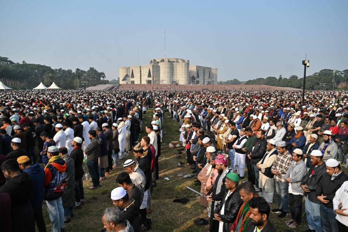 TOPSHOT - Mourners attend the funeral ceremony of Bangladesh's former prime minister Khaleda Zia at the Parliament house premises in Dhaka on December 31, 2025 a day after her death. Bangladesh bid farewell on December 31 to Zia, the first woman to serve as prime minister in the South Asian nation of 170 million people, in a state funeral that drew vast crowds mourning a towering leader whose career defined the country's politics for decades. (Photo by Munir UZ ZAMAN / AFP)
