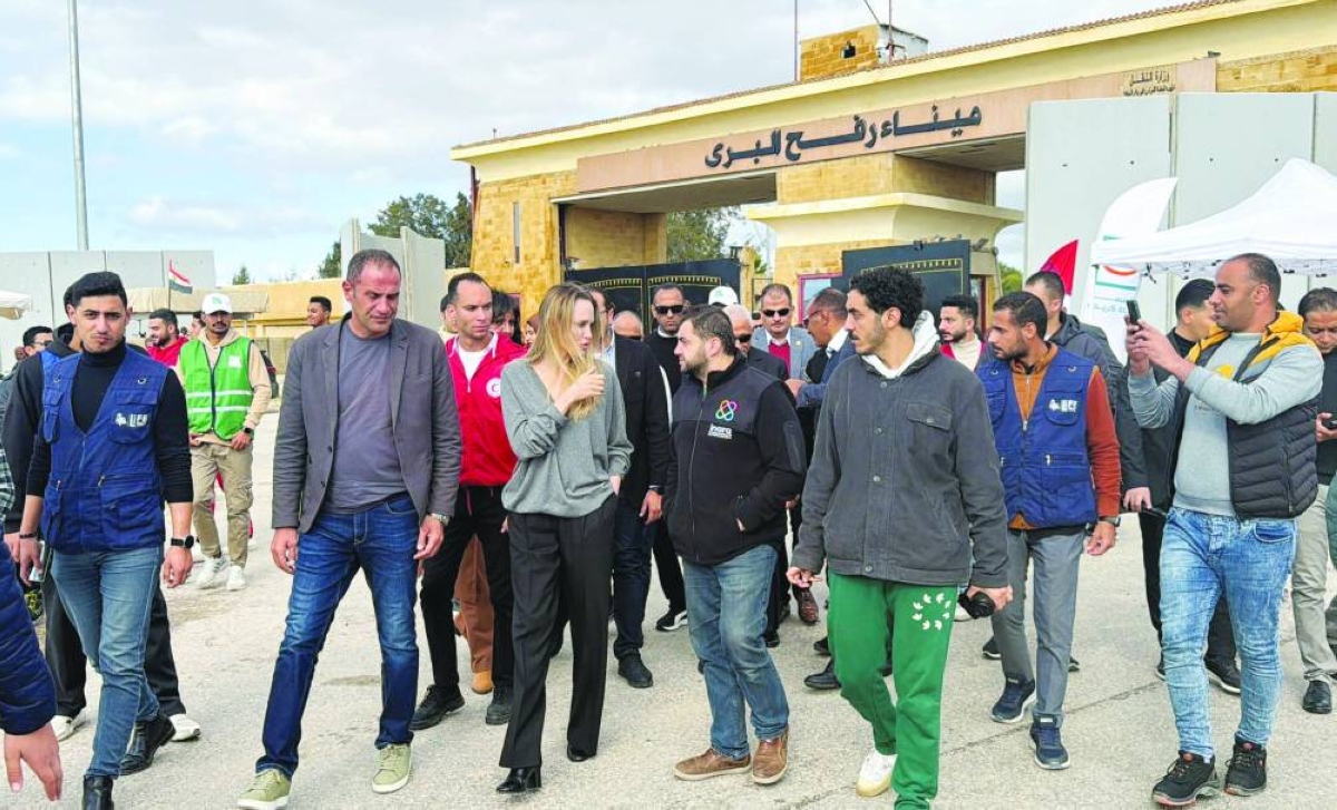 
Actor Angelina Jolie visits near the Rafah border crossing between Egypt and the Gaza Strip, yesterday. 