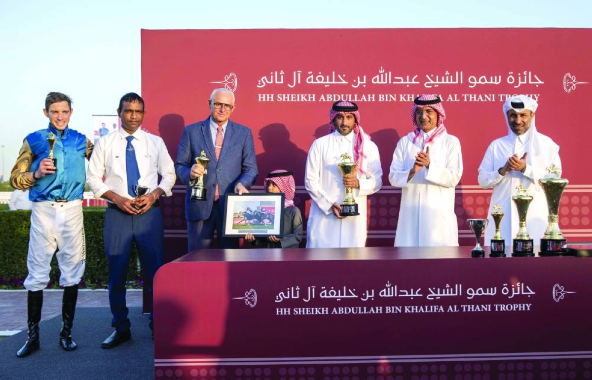 His Highness Sheikh Abdullah bin Khalifa al-Thani crowned the winners of both the feature races in the presence of QREC Vice-Chairman Rashid bin Nasser Sraiya al-Kaabi at the Al Rayyan Racecourse Saturday. Mohammed al-Suwaidi and Ali bin Yousef al-Kubaisi received the trophies on behalf of Wathnan Racing. 