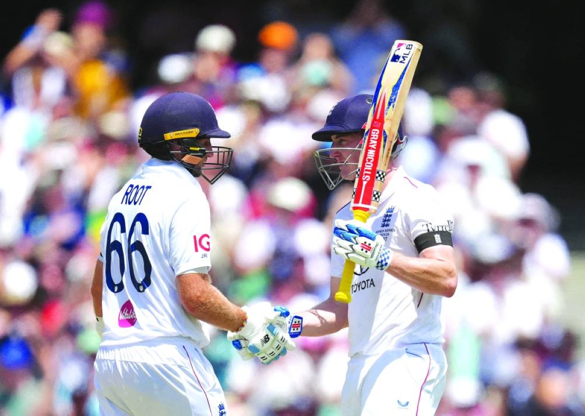 Cricket - The Ashes - Australia v England - Fifth Test - Sydney Cricket Ground, Sydney, Australia - January 4, 2026
England's Harry Brook celebrates with Joe Root after reaching fifty runs. REUTERS