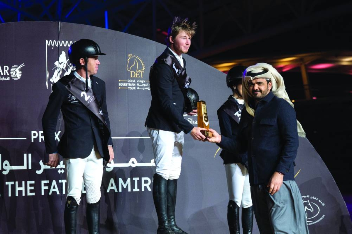 
HE Sheikh Joaan bin Hamad al-Thani, President of the Qatar Olympic Committee and Organising Committee of the Doha Equestrian Tour, presents the trophy to Britain’s Harry Charles, who won the CSI4* Grand Prix at HH The Father Amir’s Prix at Al Shaqab. 