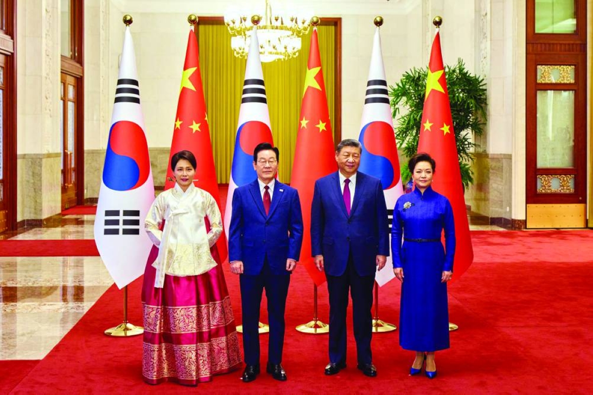 South Korea's President Lee Jae Myung (second left) and his wife Kim Hea Kyung (left) pose for a photo with China's President Xi Jinping (second right) and his wife Peng Liyuan during a welcoming ceremony at the Great Hall of the People in Beijing Monday.