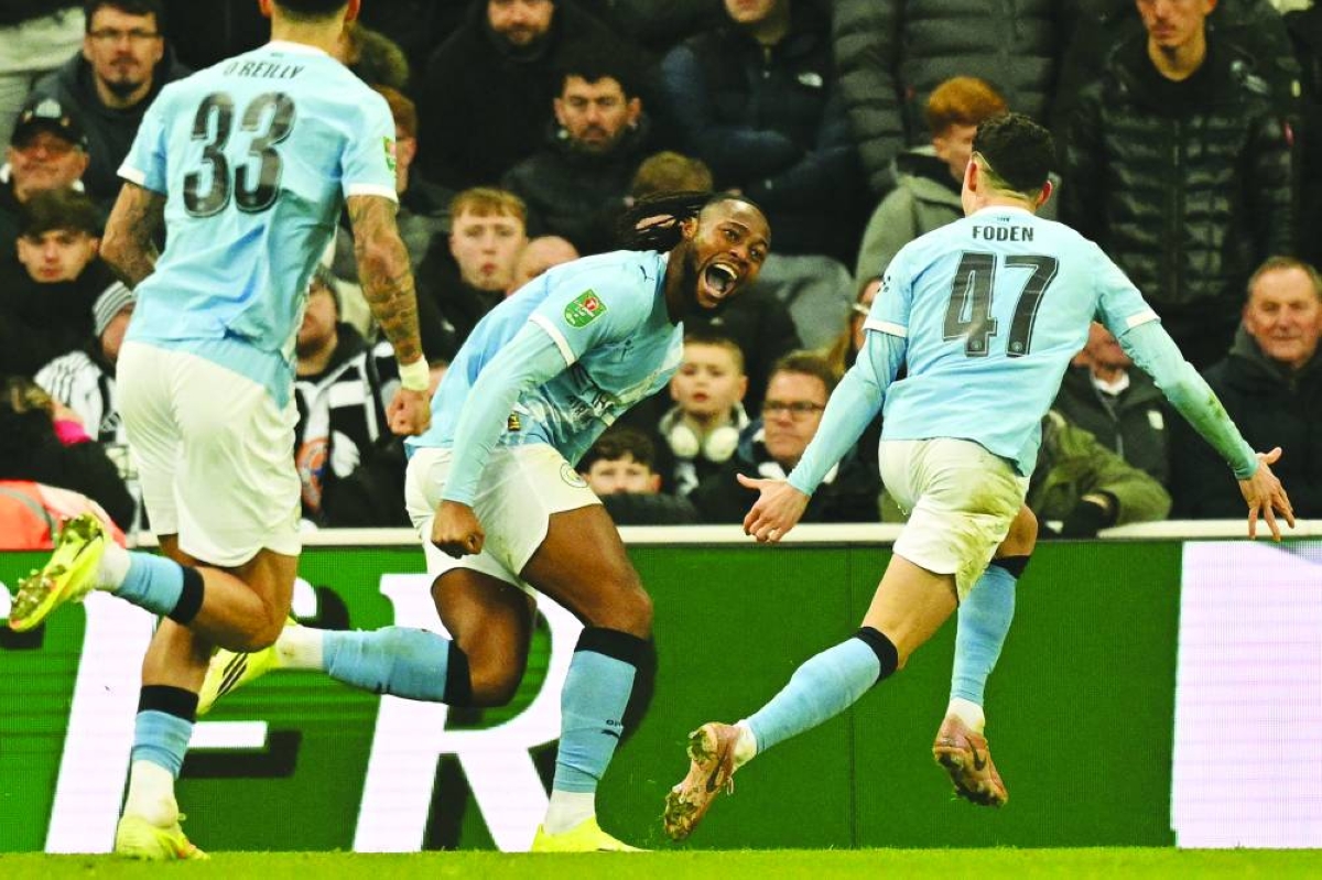 Manchester City's Ghanaian midfielder #42 Antoine Semenyo (C) celebrates with teammates after scoring the opening goal of the English League Cup semi-final first leg football match between Newcastle United and Manchester City at St James’ Park in Newcastle-upon-Tyne, north east England on January 13, 2026. (AFP) 
