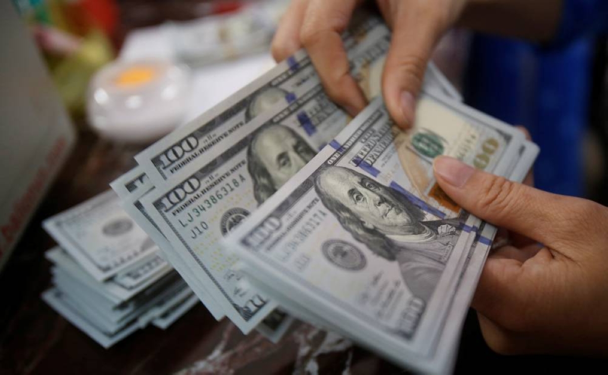 Dollar posts weekly gains after positive US economic data lowered expectations for rate cuts