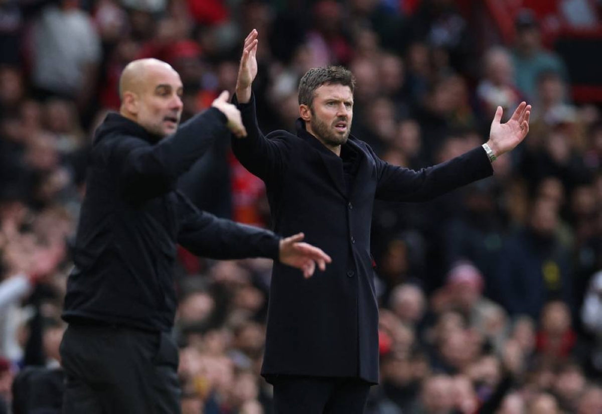 Soccer Football - Premier League - Manchester United v Manchester City - Old Trafford, Manchester, Britain - January 17, 2026
Manchester United interim manager Michael Carrick reacts as Manchester City manager Pep Guardiola looks on REUTERS